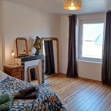 Casa de Férias Maison De Famille Entiere, 4 Chambres, 10 Couchages, Piscine Selon Periode Le Chesne (Ardennes)