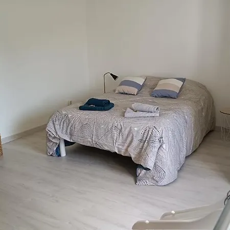 Casa de Férias Maison De Famille Entiere, 4 Chambres, 10 Couchages, Piscine Selon Periode Le Chesne (Ardennes)